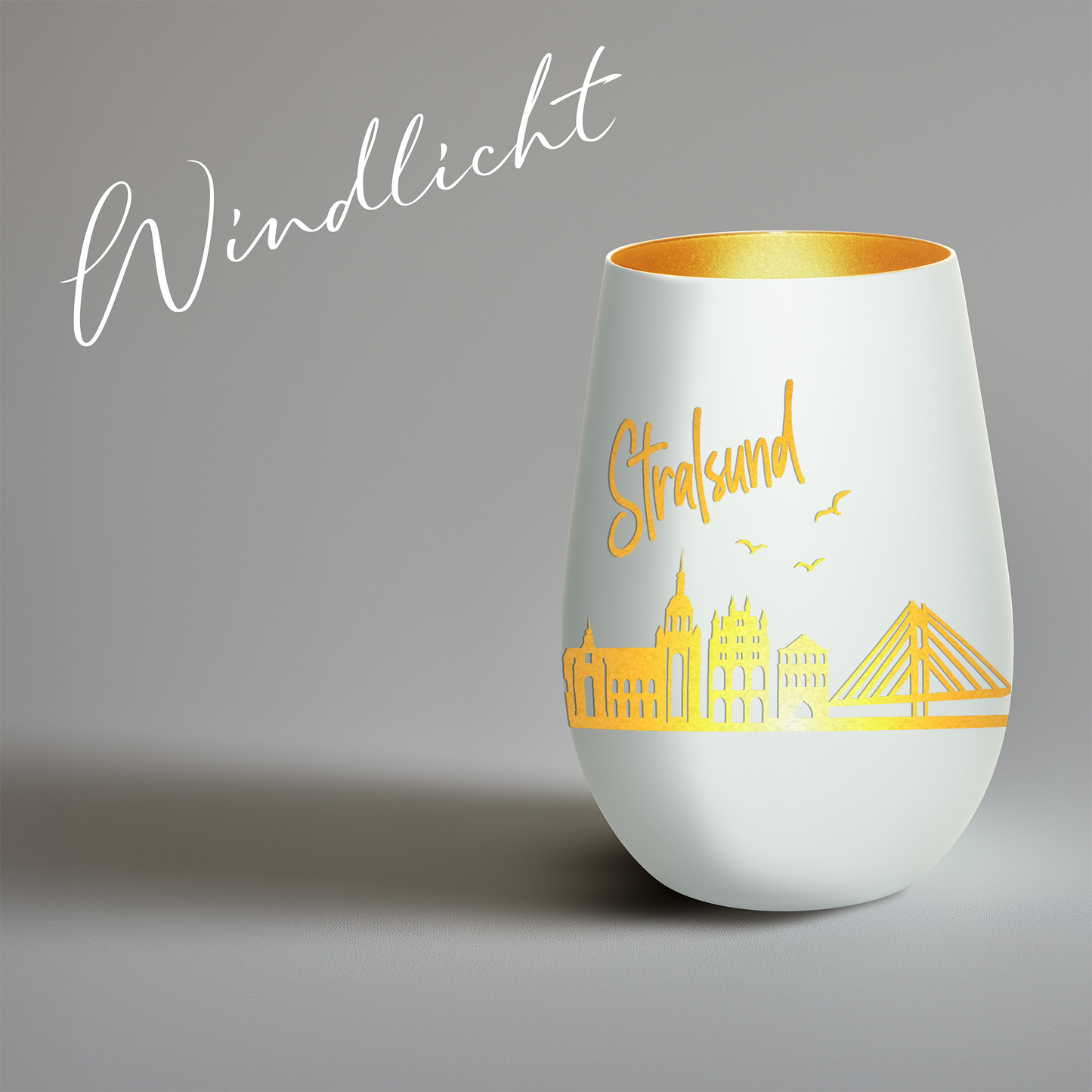 Hochwertiges Glas Windlicht mit Gravur "SKYLINE STRALSUND" in der Farbe Weiß/Gold