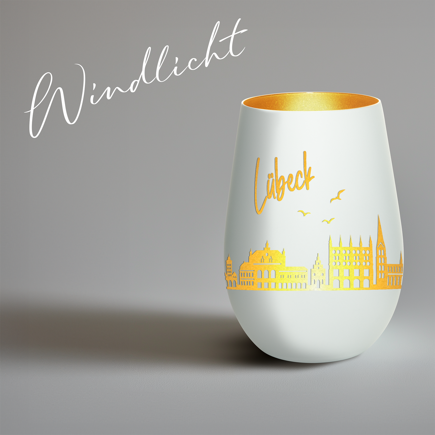 Hochwertiges Glas Windlicht mit Gravur "SKYLINE LÜBECK" in der Farbe Weiß/Gold