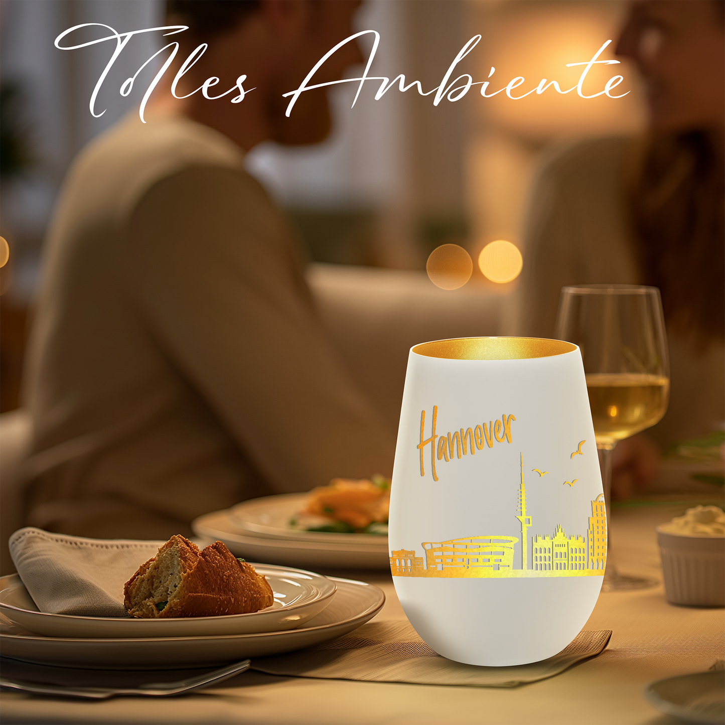 Hochwertiges Glas Windlicht mit Gravur "SKYLINE HANNOVER" in der Farbe Weiß/Gold