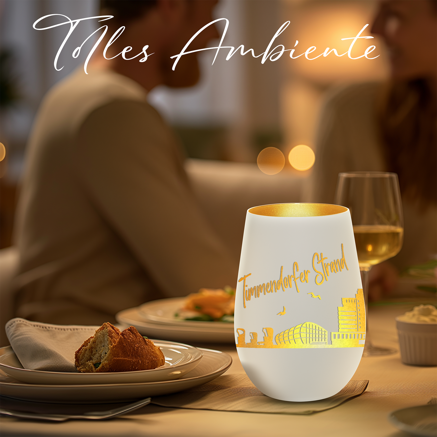 Hochwertiges Glas Windlicht mit Gravur "SKYLINE TIMMENDORFER STRAND" in der Farbe Weiß/Gold