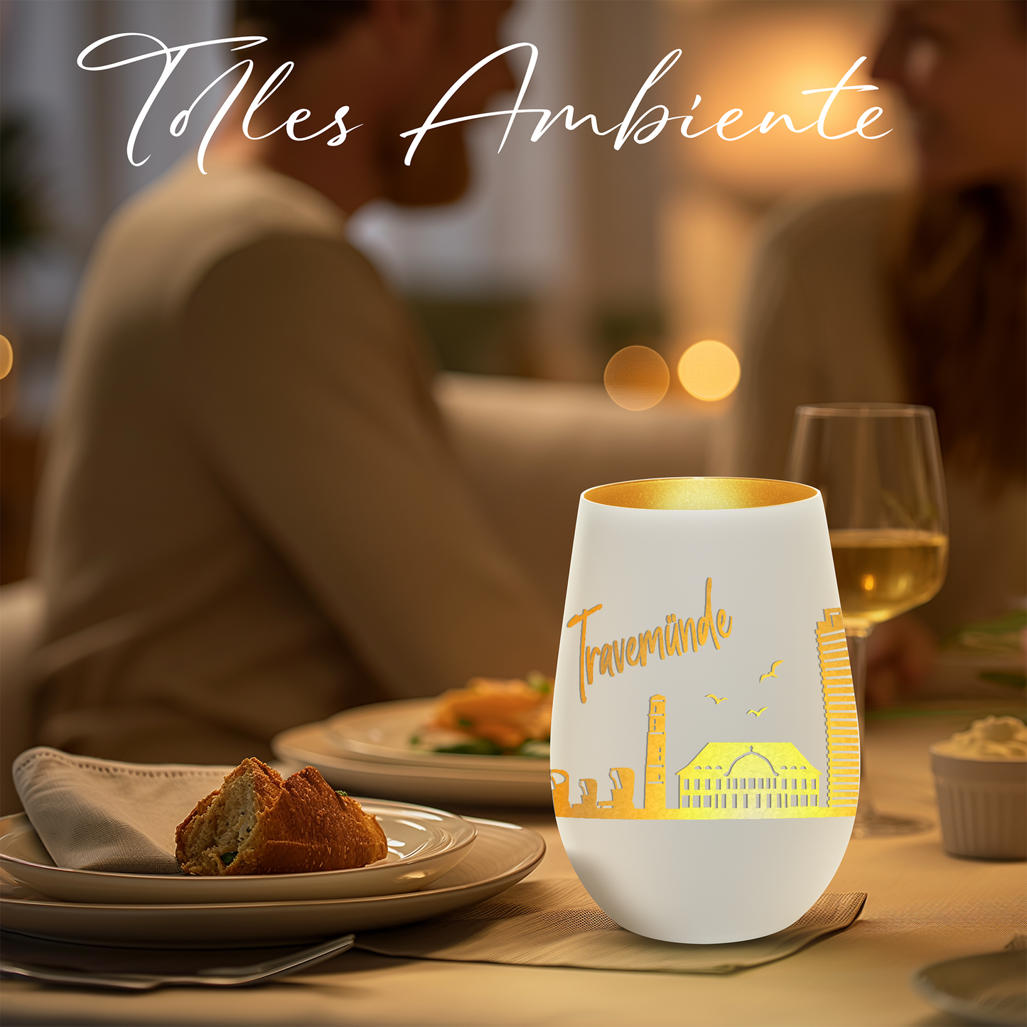 Hochwertiges Glas Windlicht mit Gravur "SKYLINE TRAVEMÜNDE" in der Farbe Weiß/Gold