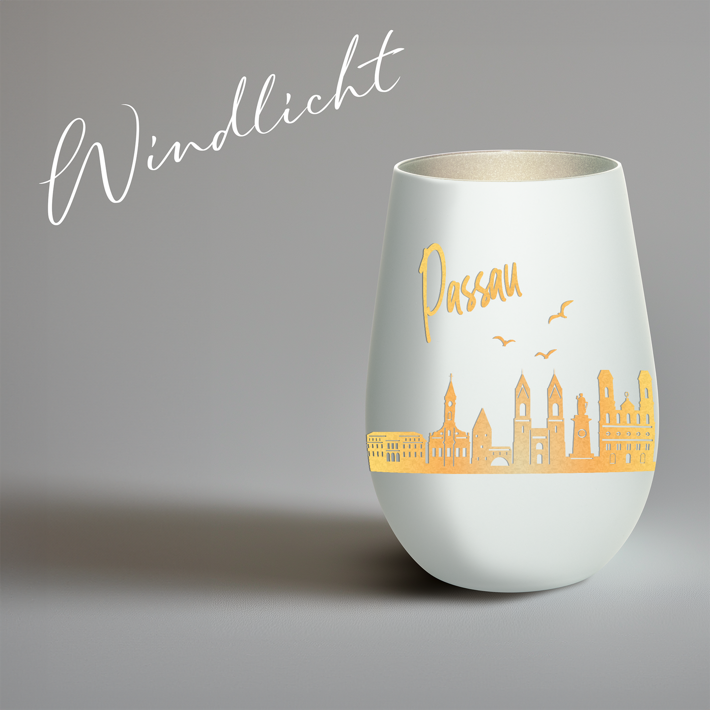 Hochwertiges Glas Windlicht mit Gravur "SKYLINE PASSAU" in der Farbe Weiß/Silber