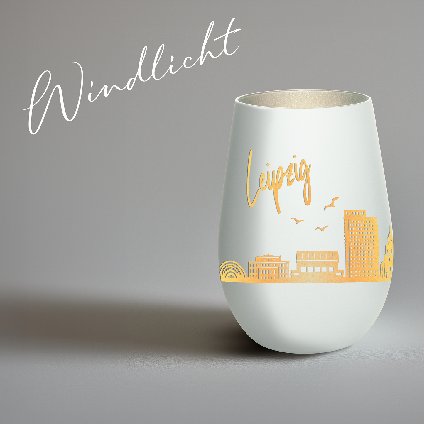 Hochwertiges Glas Windlicht mit Gravur "SKYLINE LEIPZIG" in der Farbe Weiß/Silber