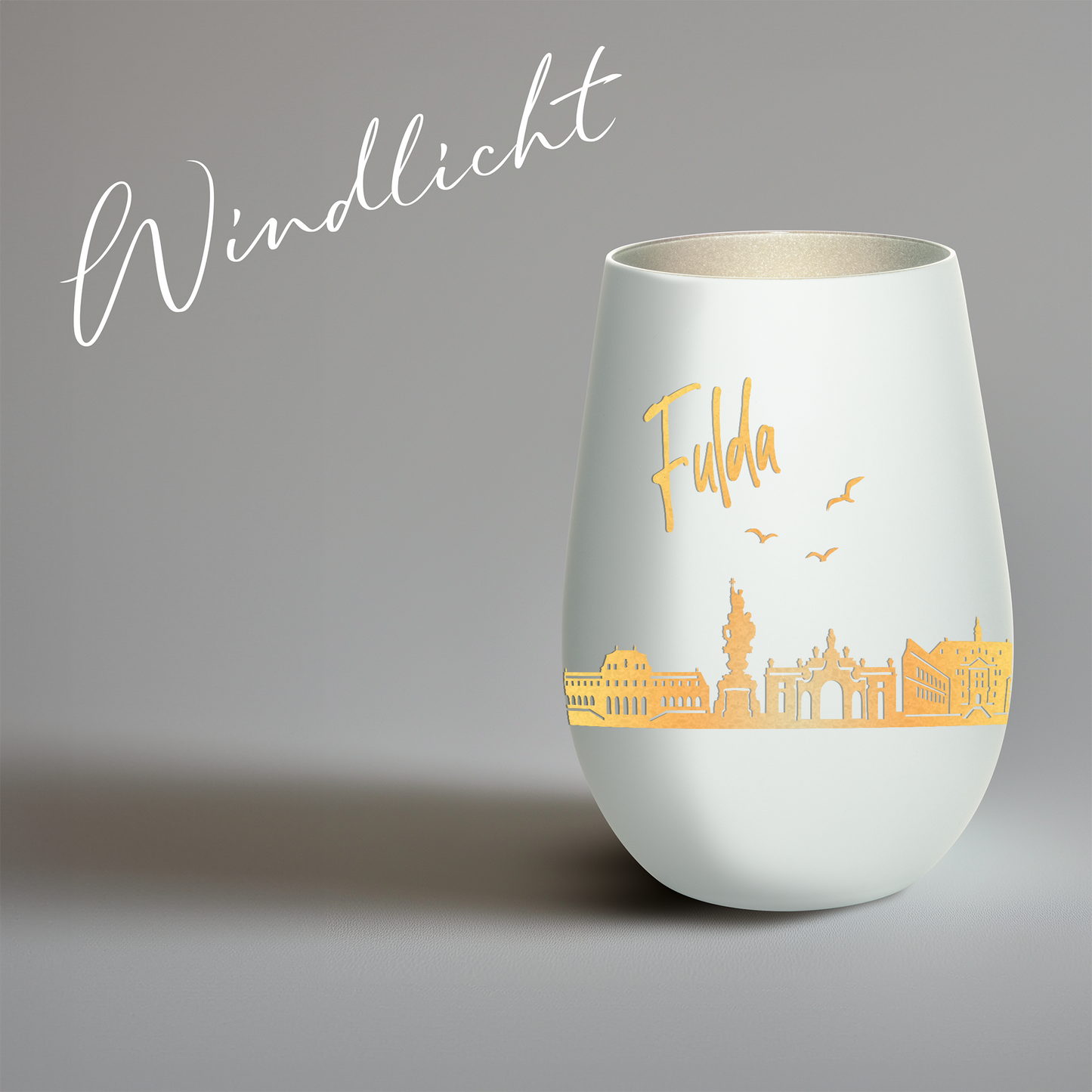 Hochwertiges Glas Windlicht mit Gravur "SKYLINE FULDA" in der Farbe Weiß/Silber