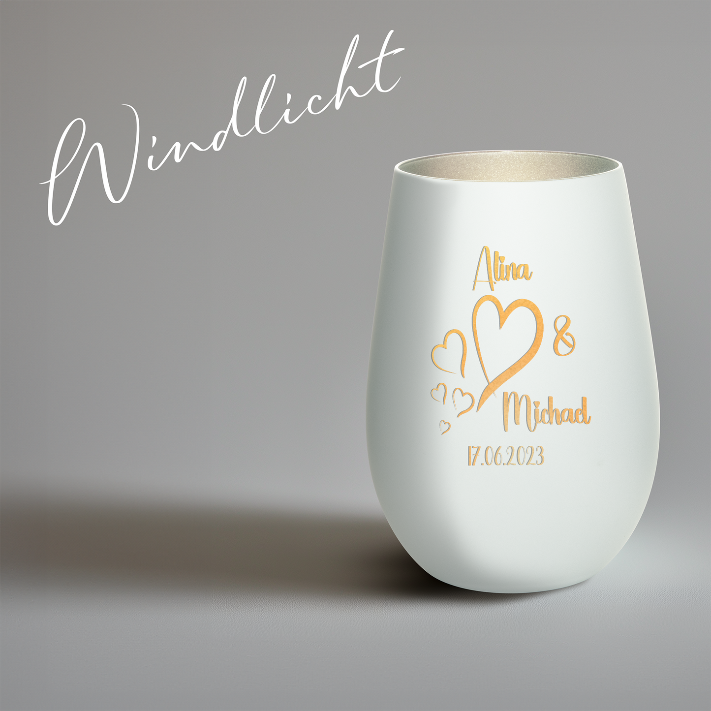 Hochwertiges Glas Windlicht mit Gravur "LIEBES WINDLICHT HERZ3" mit Wunschnamen und Datum in der Farbe Weiß/Silber