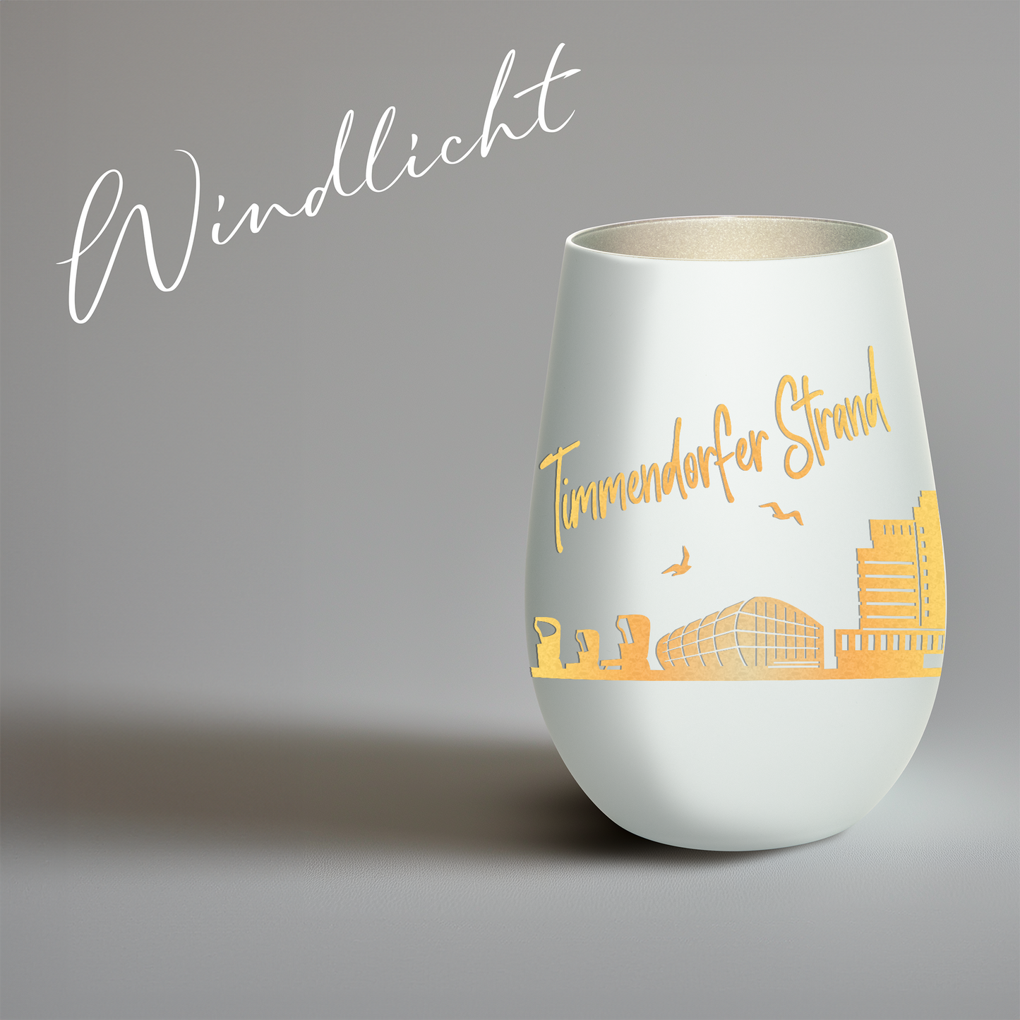 Hochwertiges Glas Windlicht mit Gravur "SKYLINE TIMMENDORFER STRAND" in der Farbe Weiß/Silber