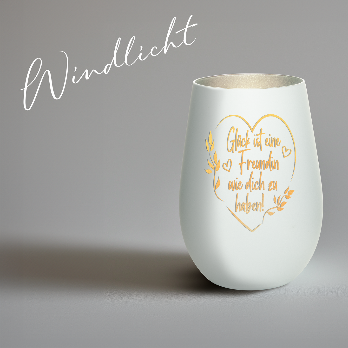 Hochwertiges Glas Windlicht mit Gravur "GLÜCK IST EINE FREUNDIN MIT HERZ" in der Farbe Weiß/Silber