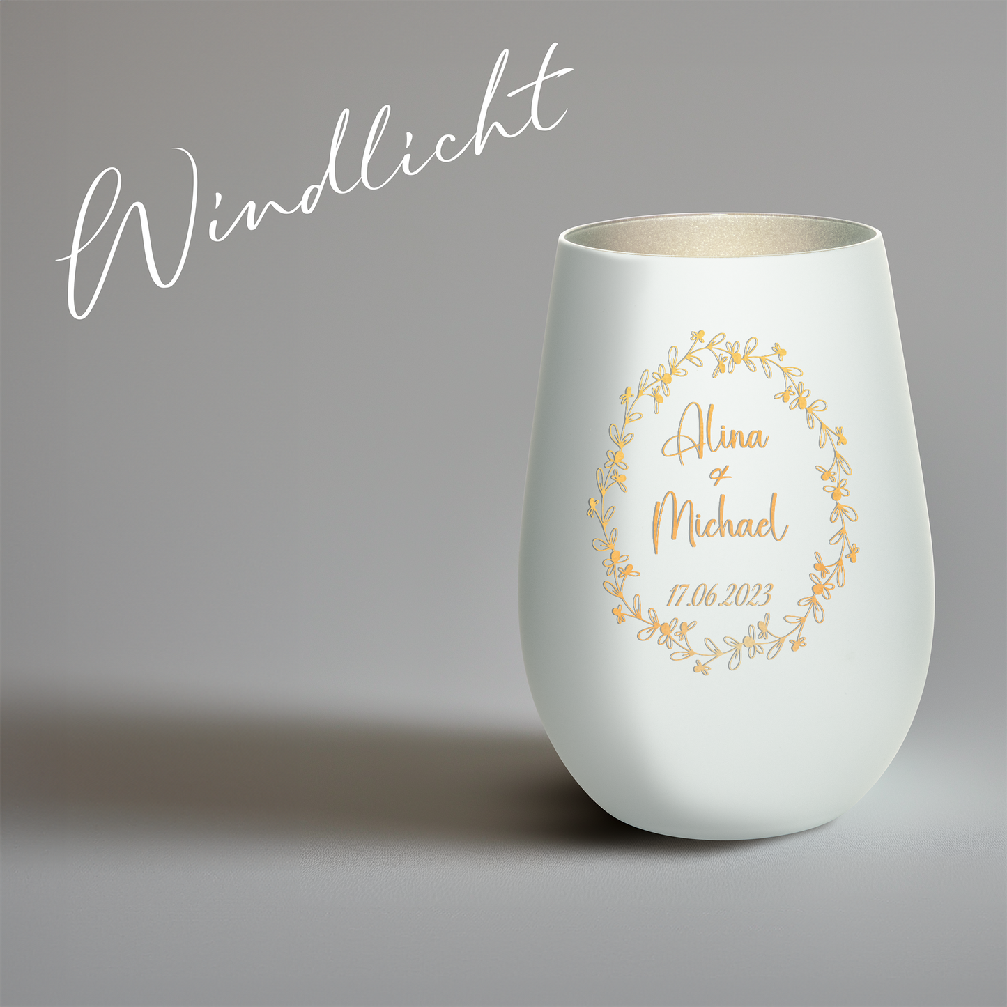 Hochwertiges Glas Windlicht mit Gravur "JAHRESTAG MIT BLUMENKRANZ" mit Wunschnamen und Datum in der Farbe Weiß/Silber