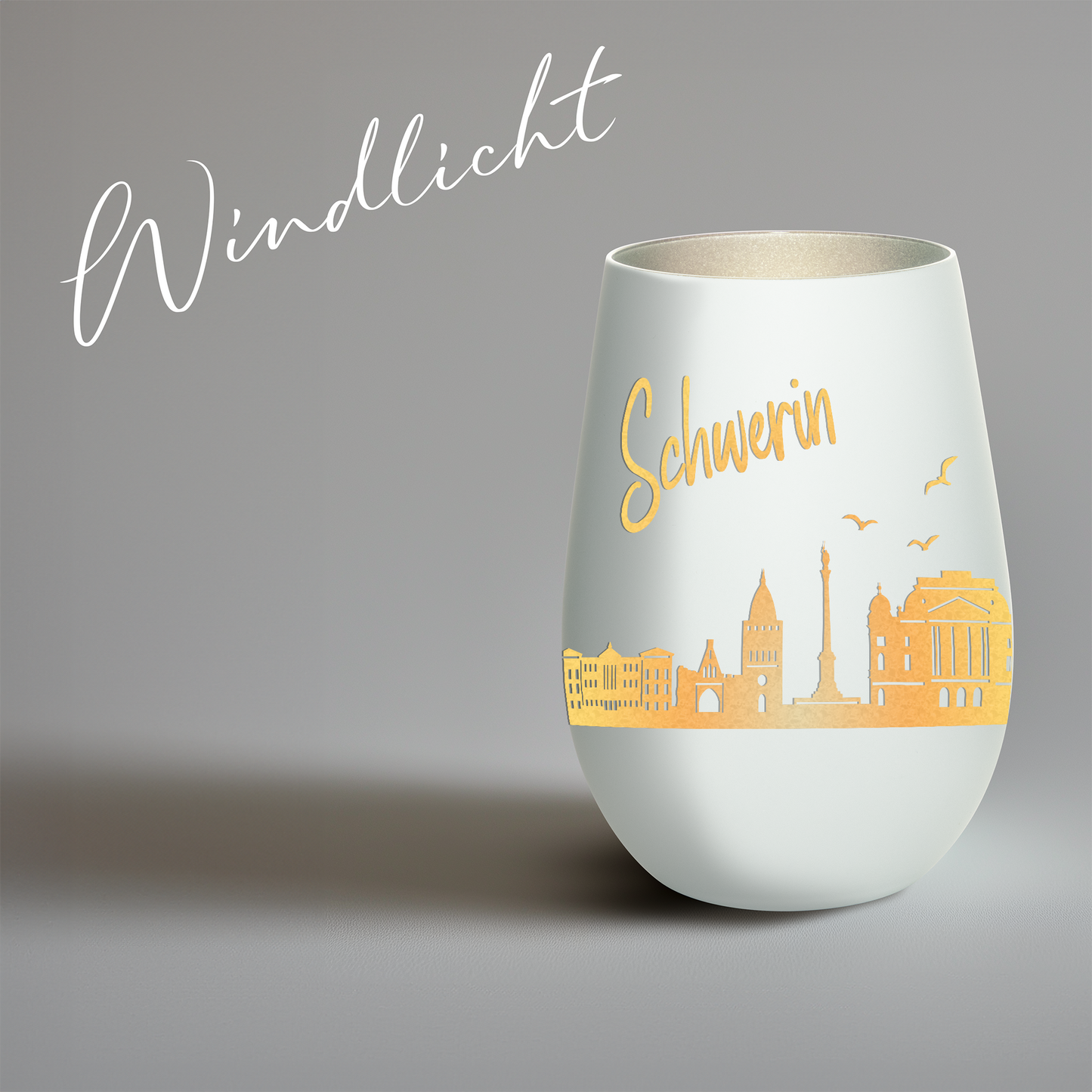 Hochwertiges Glas Windlicht mit Gravur "SKYLINE SCHWERIN" in der Farbe Weiß/Silber