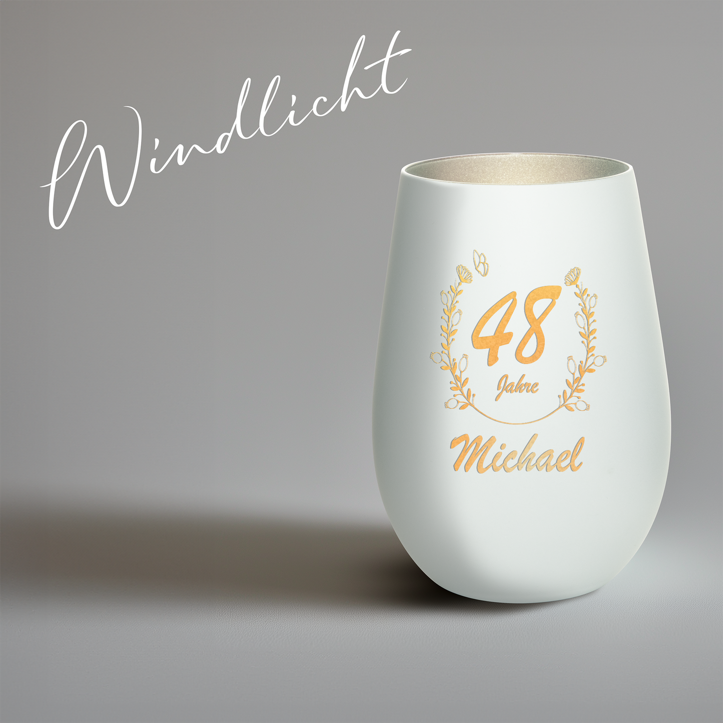 Hochwertiges Glas Windlicht mit Gravur "GEBURTSTAG MIT BLUMENKRANZ" mit Wunschnamen und Datum in der Farbe Weiß/Silber