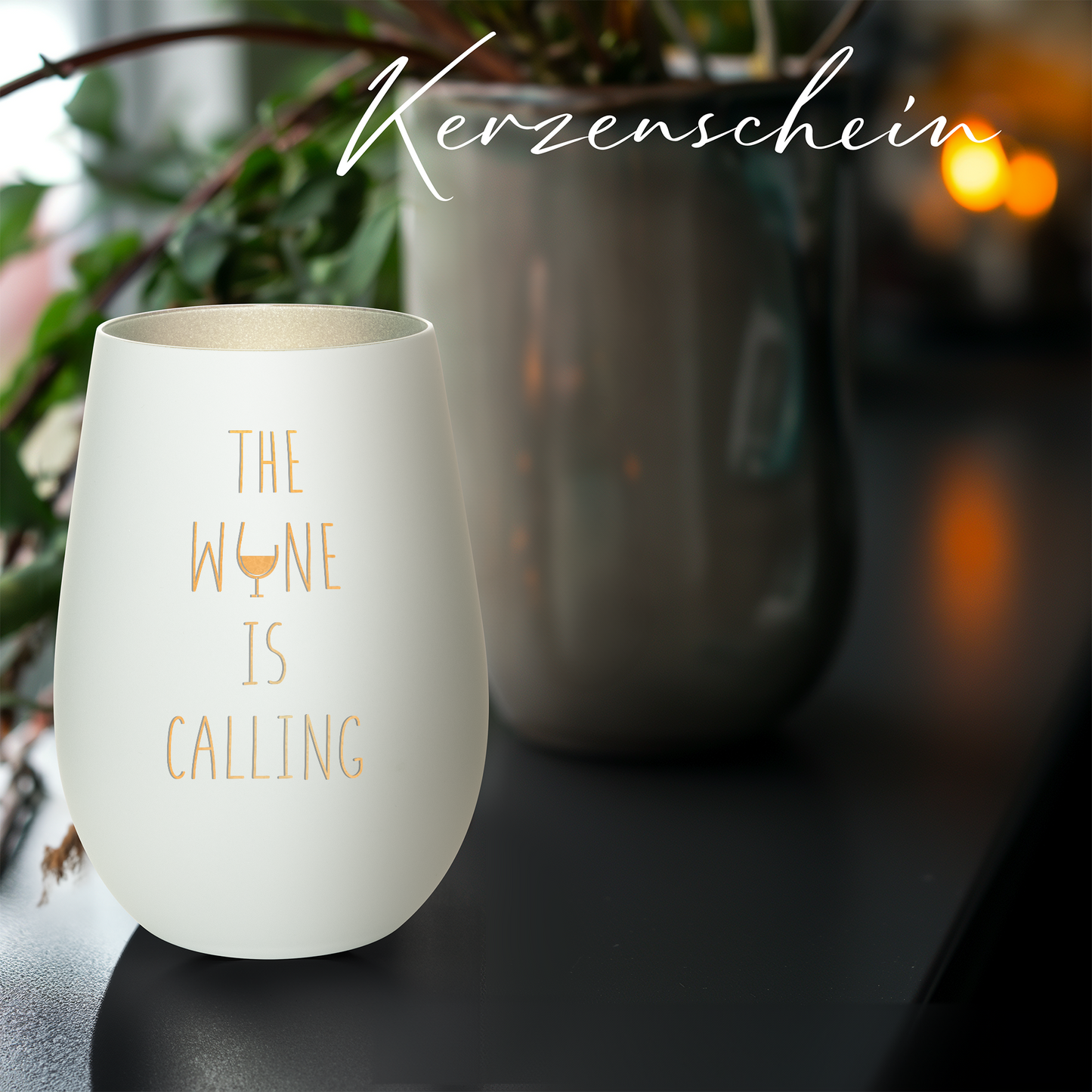 Hochwertiges Glas Windlicht mit Gravur "THE WINE IS CALLING" in der Farbe Weiß/Silber