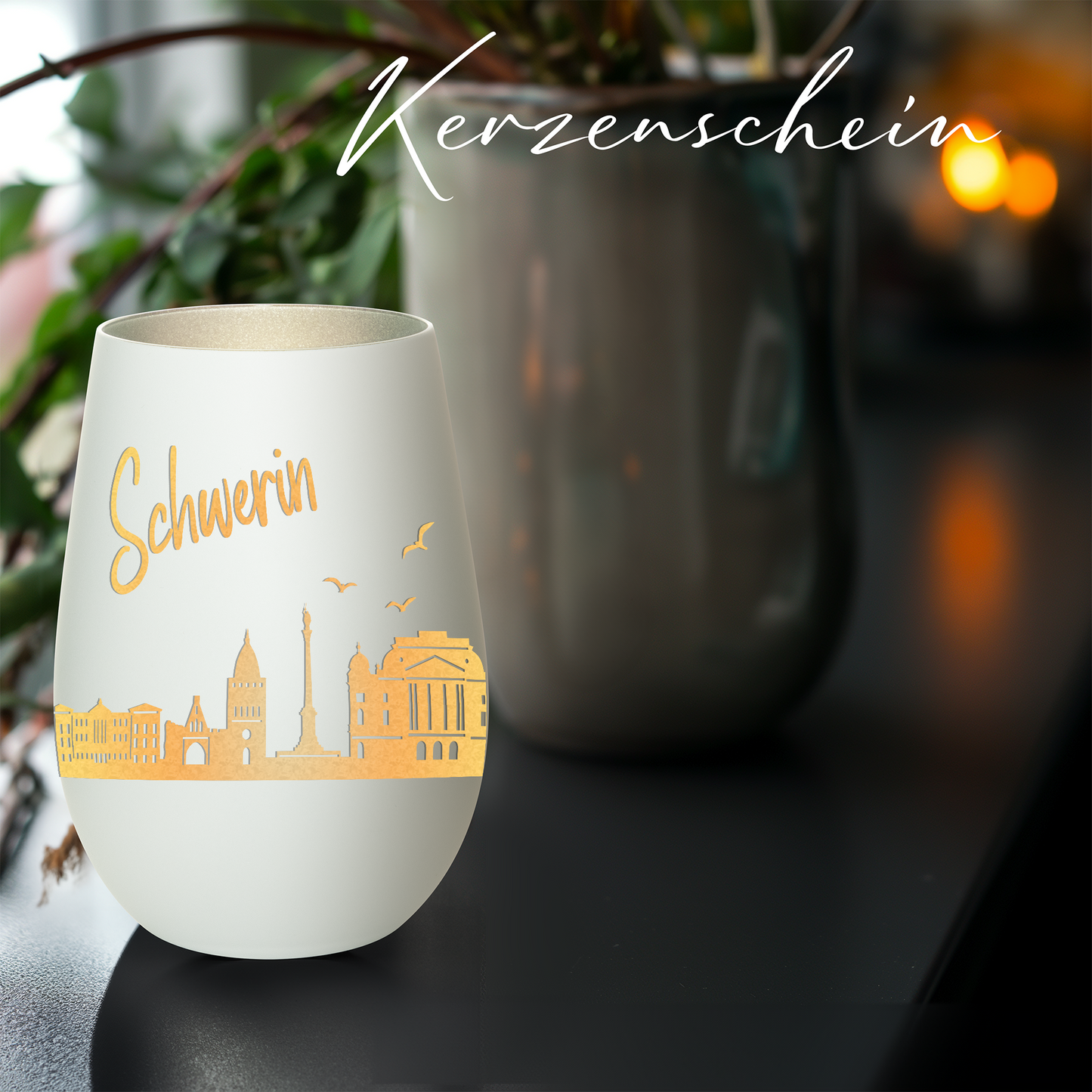 Hochwertiges Glas Windlicht mit Gravur "SKYLINE SCHWERIN" in der Farbe Weiß/Silber