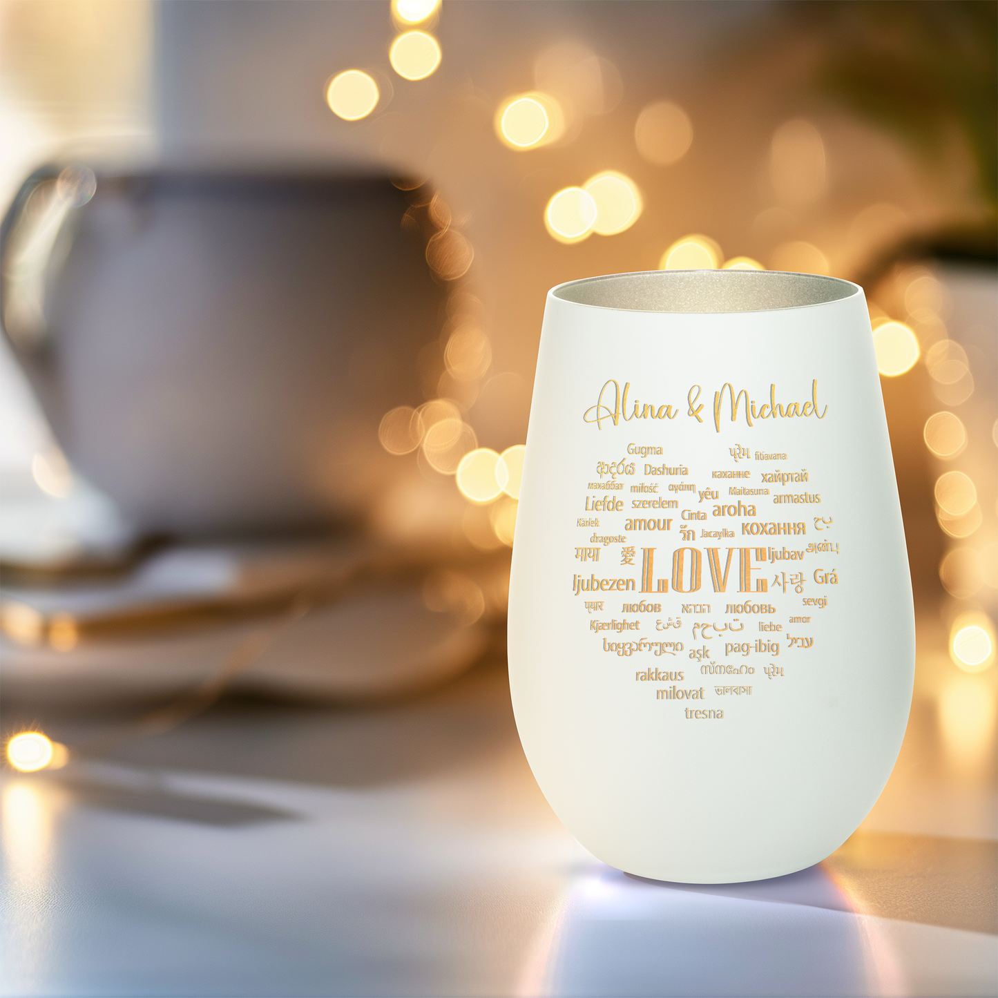 Hochwertiges Glas Windlicht mit Gravur "LIEBE IN ALLEN SPRACHEN" mit Wunschnamen in der Farbe Weiß/Silber
