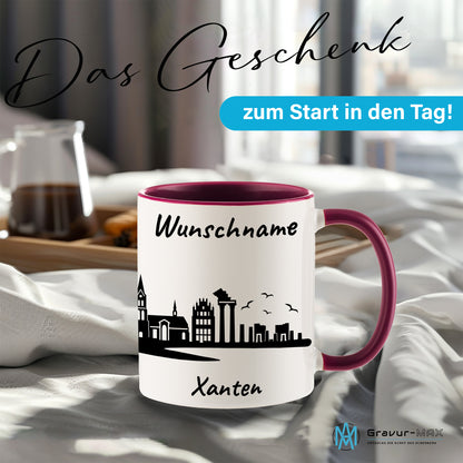 Tasse in Bordeauxrot 330ml bedruckt mit der Skyline von Xanten personalisierbar mit Wunschname