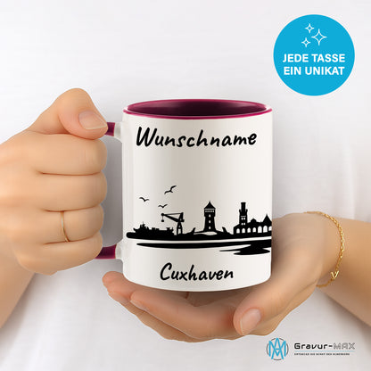 Tasse in Bordeauxrot 330ml bedruckt mit der Skyline von Cuxhaven personalisierbar mit Wunschname
