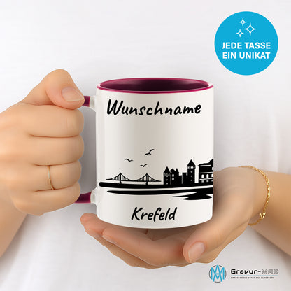 Tasse in Bordeauxrot 330ml bedruckt mit der Skyline von Krefeld personalisierbar mit Wunschname