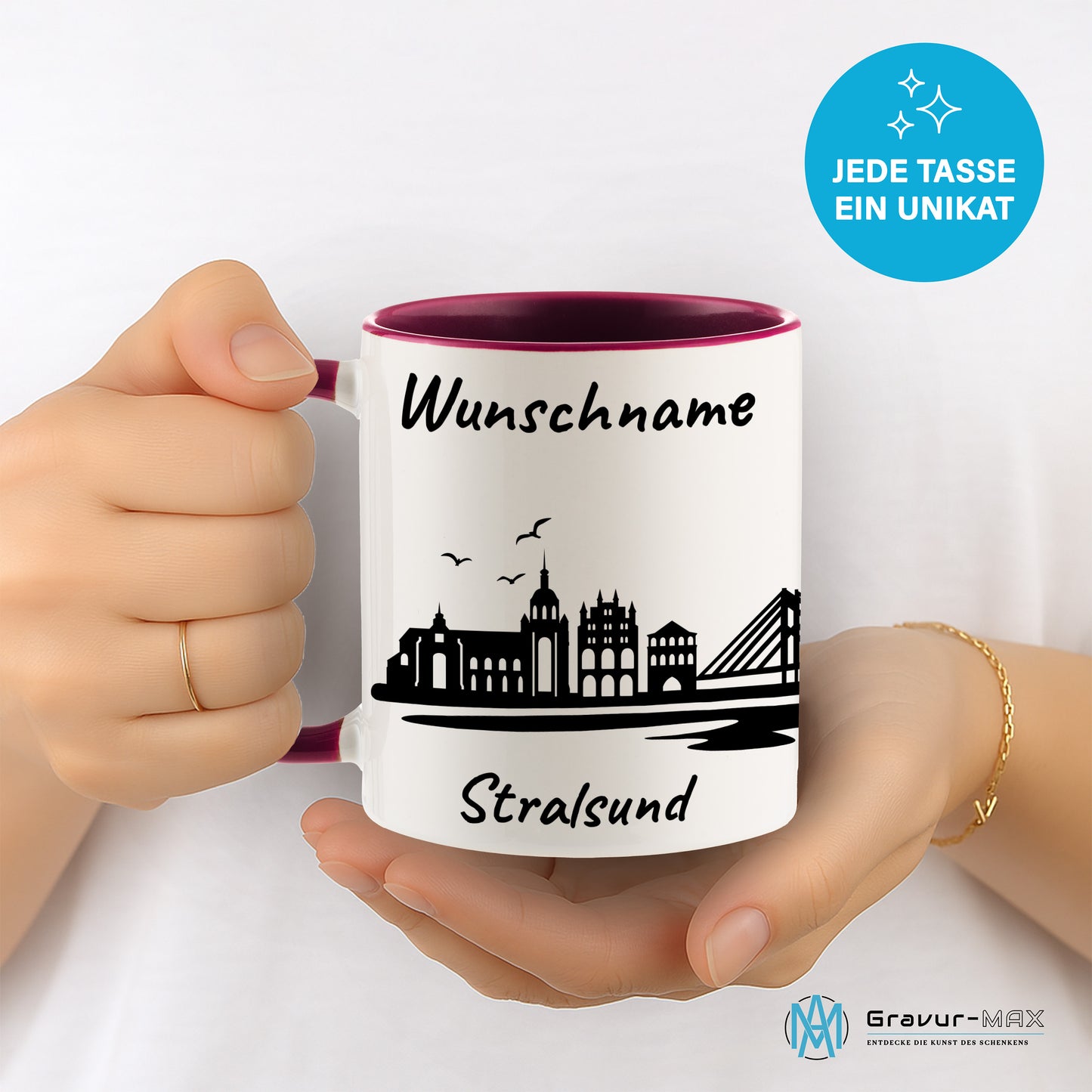 Tasse in Bordeauxrot 330ml bedruckt mit der Skyline von Stralsund personalisierbar mit Wunschname