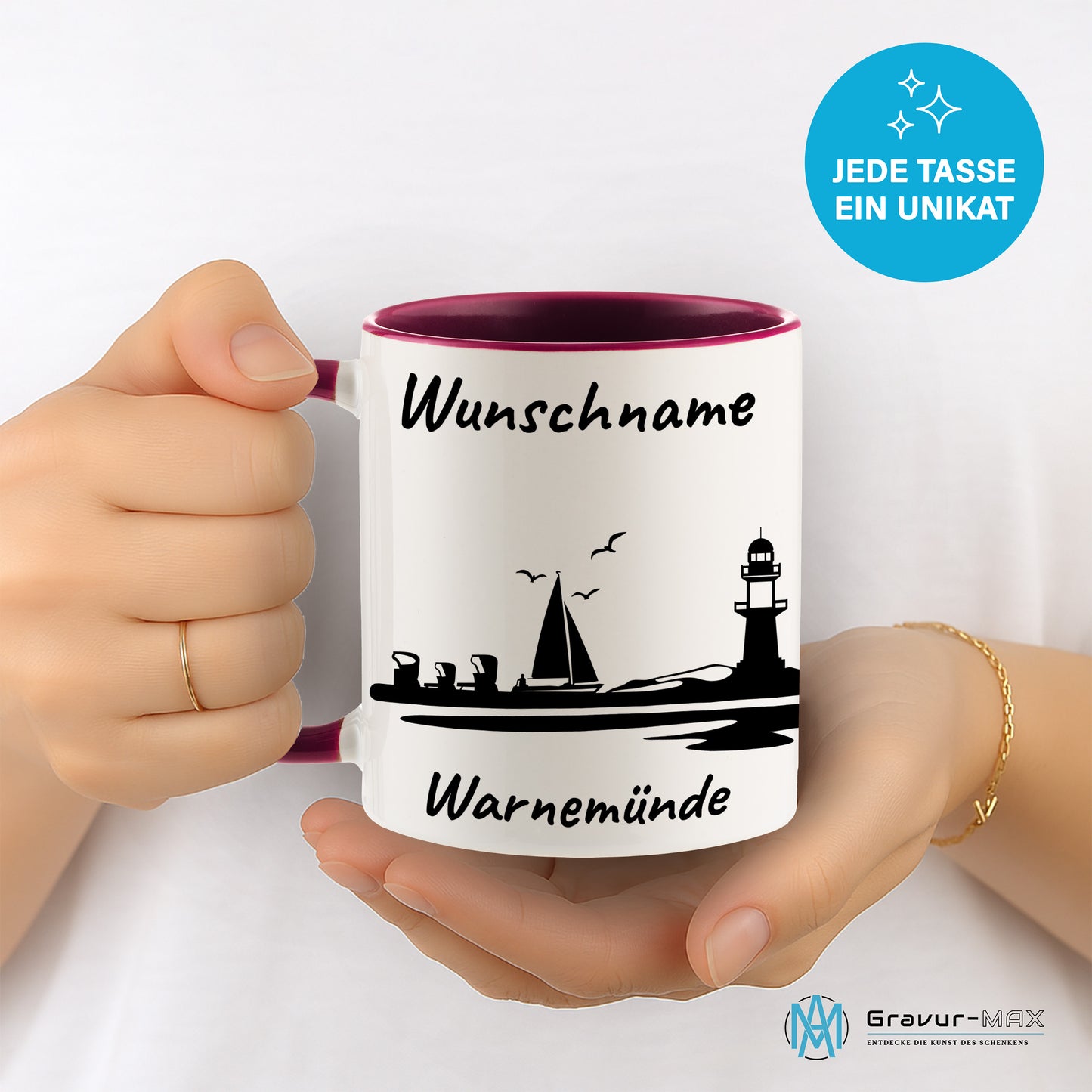 Tasse in Bordeauxrot 330ml bedruckt mit der Skyline von Warnemünde personalisierbar mit Wunschname
