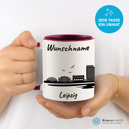 Tasse in Bordeauxrot 330ml bedruckt mit der Skyline von Leipzig personalisierbar mit Wunschname
