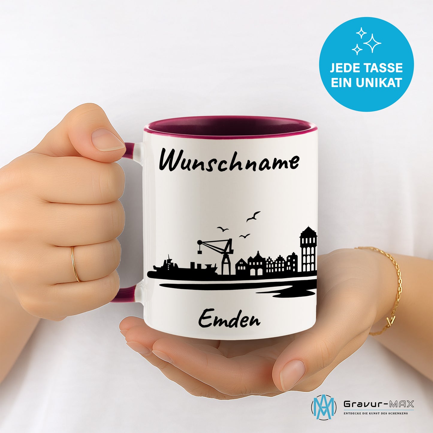 Tasse in Bordeauxrot 330ml bedruckt mit der Skyline von Emden personalisierbar mit Wunschname