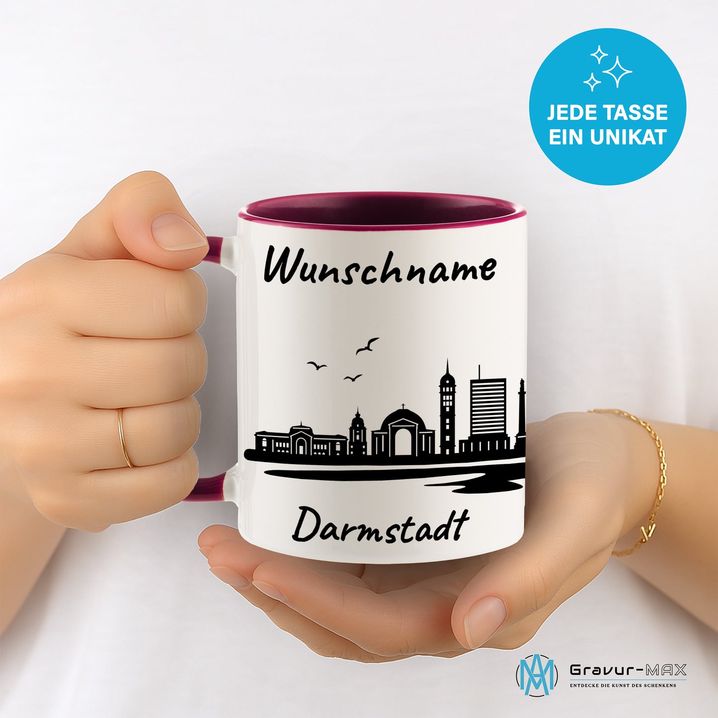Tasse in Bordeauxrot 330ml bedruckt mit der Skyline von Darmstadt personalisierbar mit Wunschname