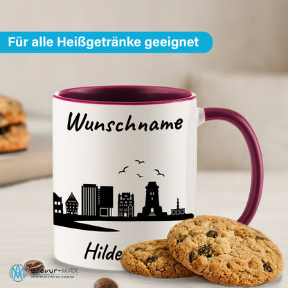 Tasse in Bordeauxrot 330ml bedruckt mit der Skyline von Hildesheim personalisierbar mit Wunschname
