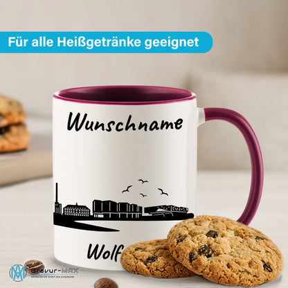 Tasse in Bordeauxrot 330ml bedruckt mit der Skyline von Wolfsburg personalisierbar mit Wunschname