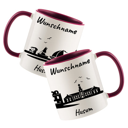 Tasse in Bordeauxrot 330ml bedruckt mit der Skyline von Husum personalisierbar mit Wunschname