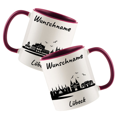 Tasse in Bordeauxrot 330ml bedruckt mit der Skyline von Lübeck personalisierbar mit Wunschname