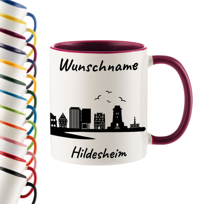 Tasse in Bordeauxrot 330ml bedruckt mit der Skyline von Hildesheim personalisierbar mit Wunschname
