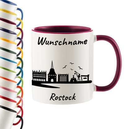 Tasse in Bordeauxrot 330ml bedruckt mit der Skyline von Rostock personalisierbar mit Wunschname