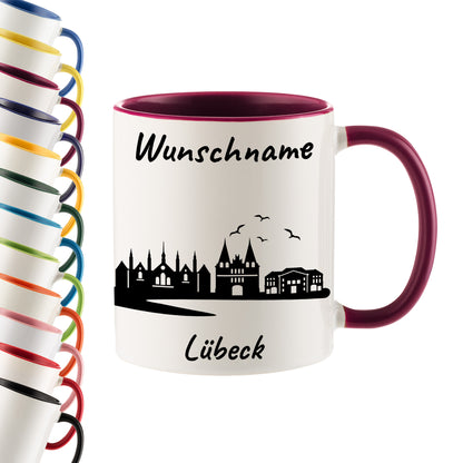 Tasse in Bordeauxrot 330ml bedruckt mit der Skyline von Lübeck personalisierbar mit Wunschname