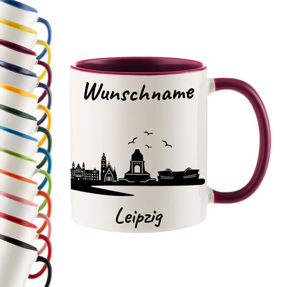 Tasse in Bordeauxrot 330ml bedruckt mit der Skyline von Leipzig personalisierbar mit Wunschname