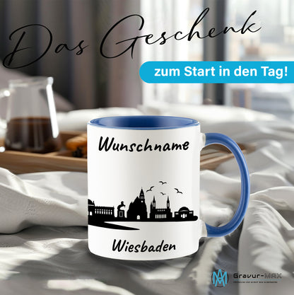 Tasse in Cambridge Blau 330ml bedruckt mit der Skyline von Wiesbaden personalisierbar mit Wunschname
