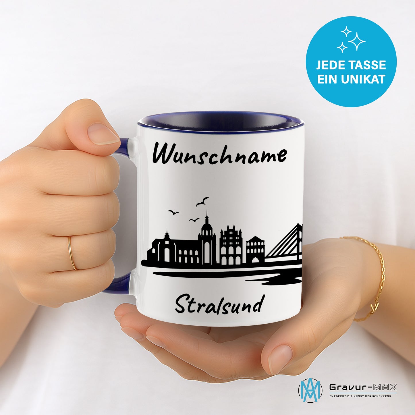 Tasse in Dunkelblau 330ml bedruckt mit der Skyline von Stralsund personalisierbar mit Wunschname
