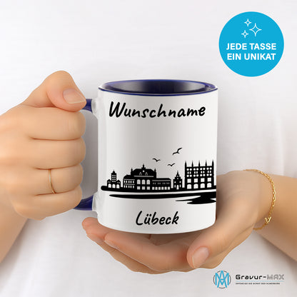 Tasse in Dunkelblau 330ml bedruckt mit der Skyline von Lübeck personalisierbar mit Wunschname