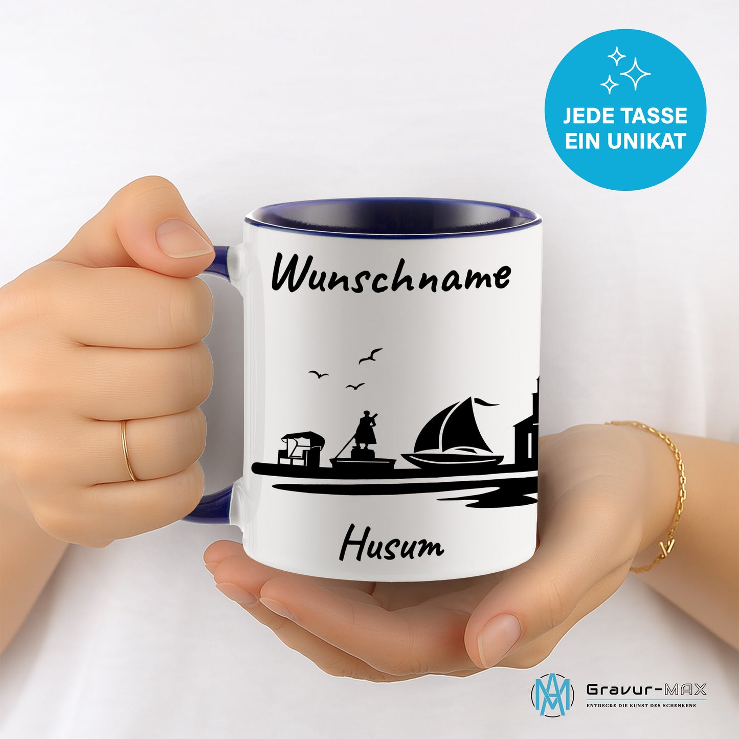 Tasse in Dunkelblau 330ml bedruckt mit der Skyline von Husum personalisierbar mit Wunschname