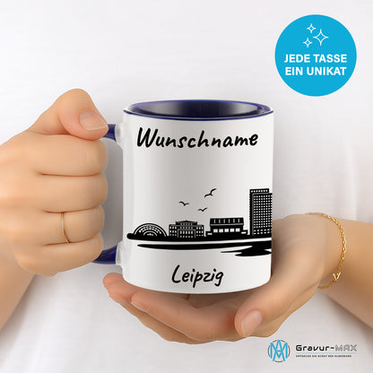 Tasse in Dunkelblau 330ml bedruckt mit der Skyline von Leipzig personalisierbar mit Wunschname