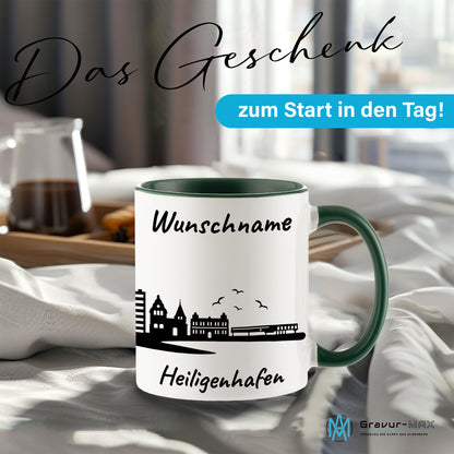 Tasse in Dunkelgrün 330ml bedruckt mit der Skyline von Heiligenhafen personalisierbar mit Wunschname