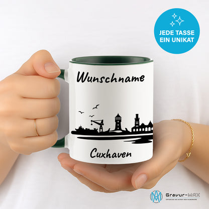 Tasse in Dunkelgrün 330ml bedruckt mit der Skyline von Cuxhaven personalisierbar mit Wunschname