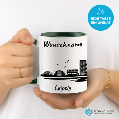 Tasse in Dunkelgrün 330ml bedruckt mit der Skyline von Leipzig personalisierbar mit Wunschname
