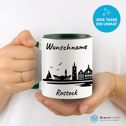 Tasse in Dunkelgrün 330ml bedruckt mit der Skyline von Rostock personalisierbar mit Wunschname