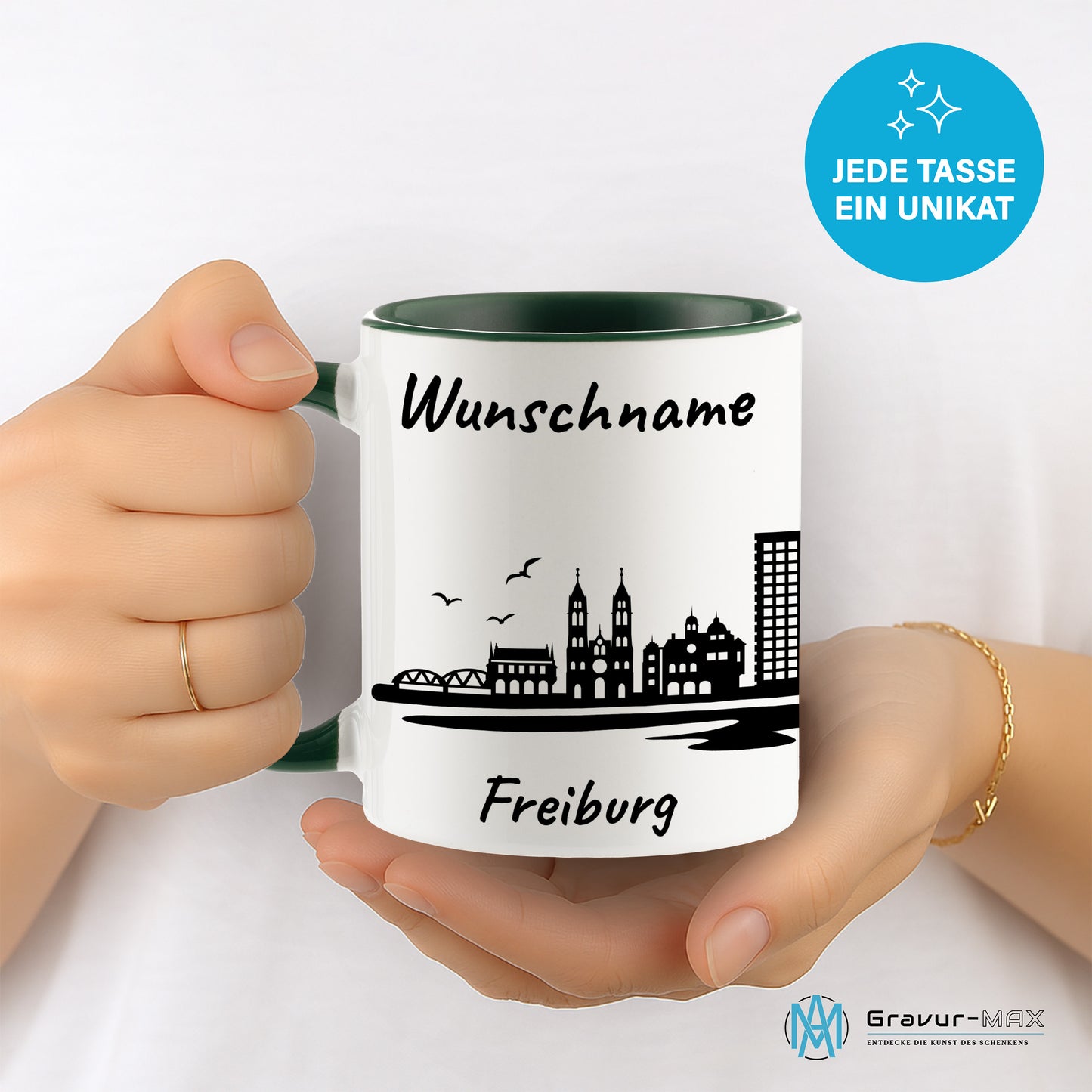 Tasse in Dunkelgrün 330ml bedruckt mit der Skyline von Freiburg personalisierbar mit Wunschname