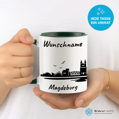 Tasse in Dunkelgrün 330ml bedruckt mit der Skyline von Magdeburg personalisierbar mit Wunschname