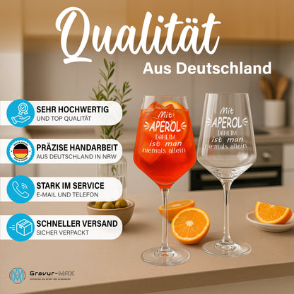 Weinglas mit Gravur Leonardo Puccini "MIT APEROL DAHEIM IST MAN NIEMALS ALLEIN"