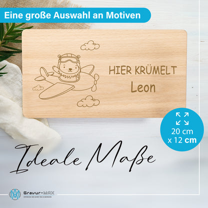 Frühstücksbrettchen 220x120mm mit Gravur "HIER KRÜMELT" Flugzeug mit Löwe und Wunschname