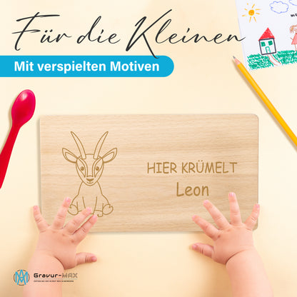 Frühstücksbrettchen 220x120mm mit Gravur "HIER KRÜMELT" mit Antilope und Wunschname
