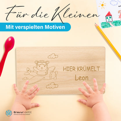 Frühstücksbrettchen 220x120mm mit Gravur "HIER KRÜMELT" Flugzeug mit Bär und Wunschname