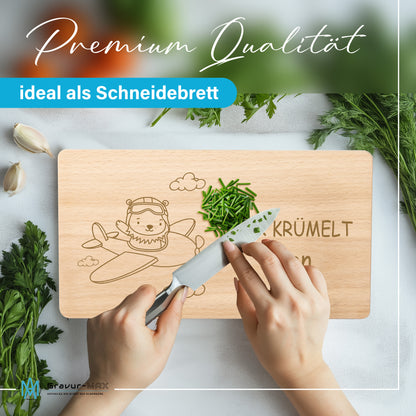 Frühstücksbrettchen 220x120mm mit Gravur "HIER KRÜMELT" Flugzeug mit Löwe und Wunschname