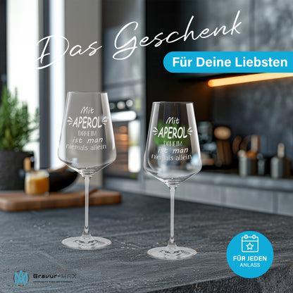 Weinglas mit Gravur Leonardo Puccini "MIT APEROL DAHEIM IST MAN NIEMALS ALLEIN" 2 Gläser